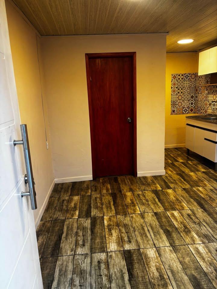 Alquiler apto tipo casa 1 dormitorio con aire acondicionado y patio en Paso Carrasco · Foto 2