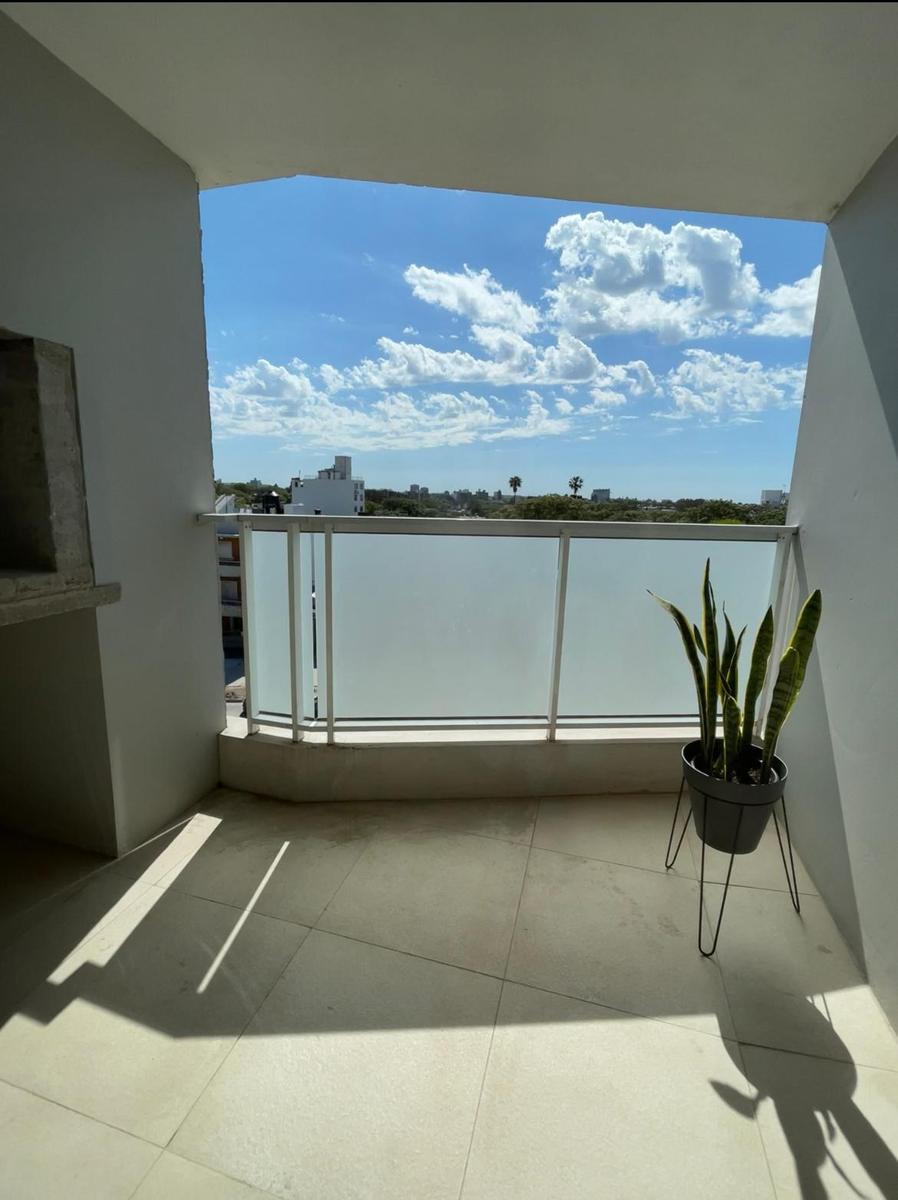 Alquiler Monoambiente con Garaje Terraza y Parrillero a pasos del Shopping · Photo 2