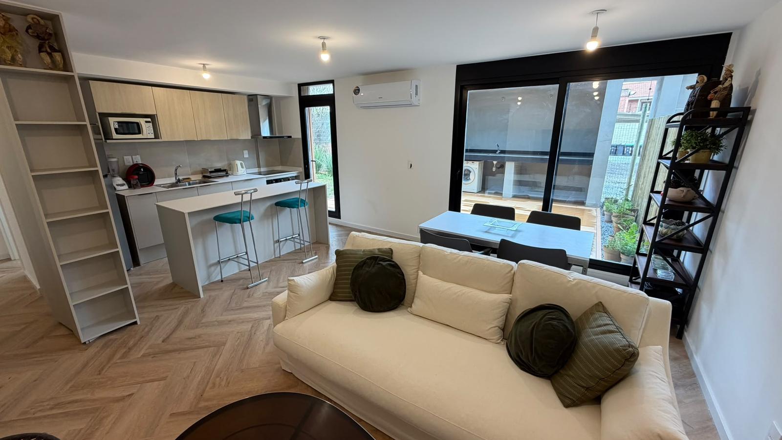 Alquiler Apartamento 2 dormitorios amoblado con patio y garaje en Barra de Carrasco · Foto 3