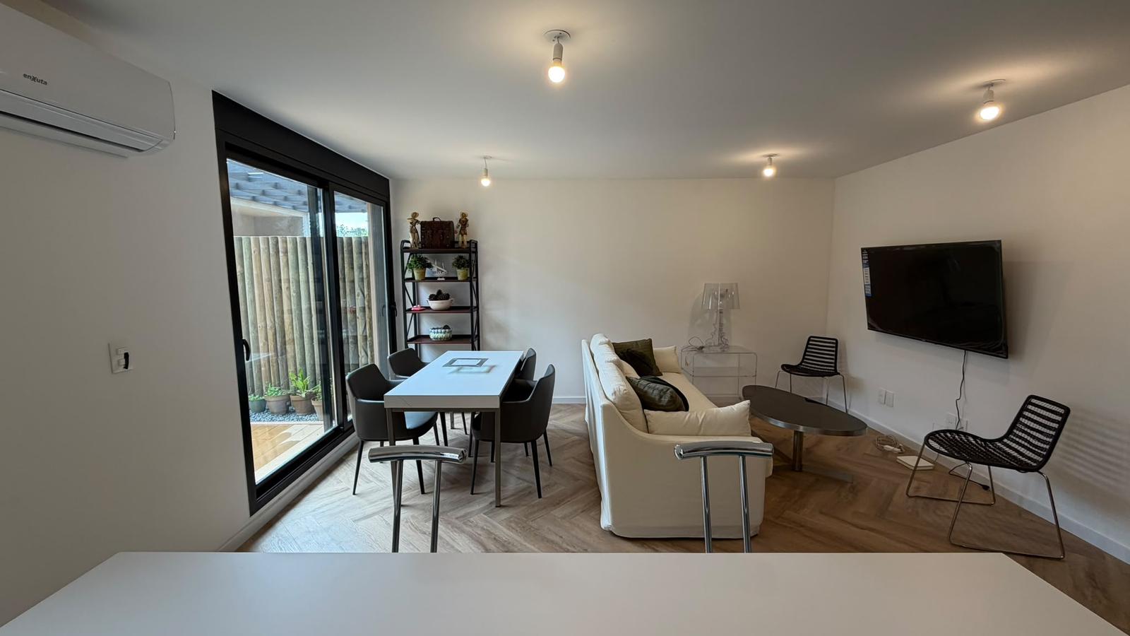 Alquiler Apartamento 2 dormitorios amoblado con patio y garaje en Barra de Carrasco · Foto 5