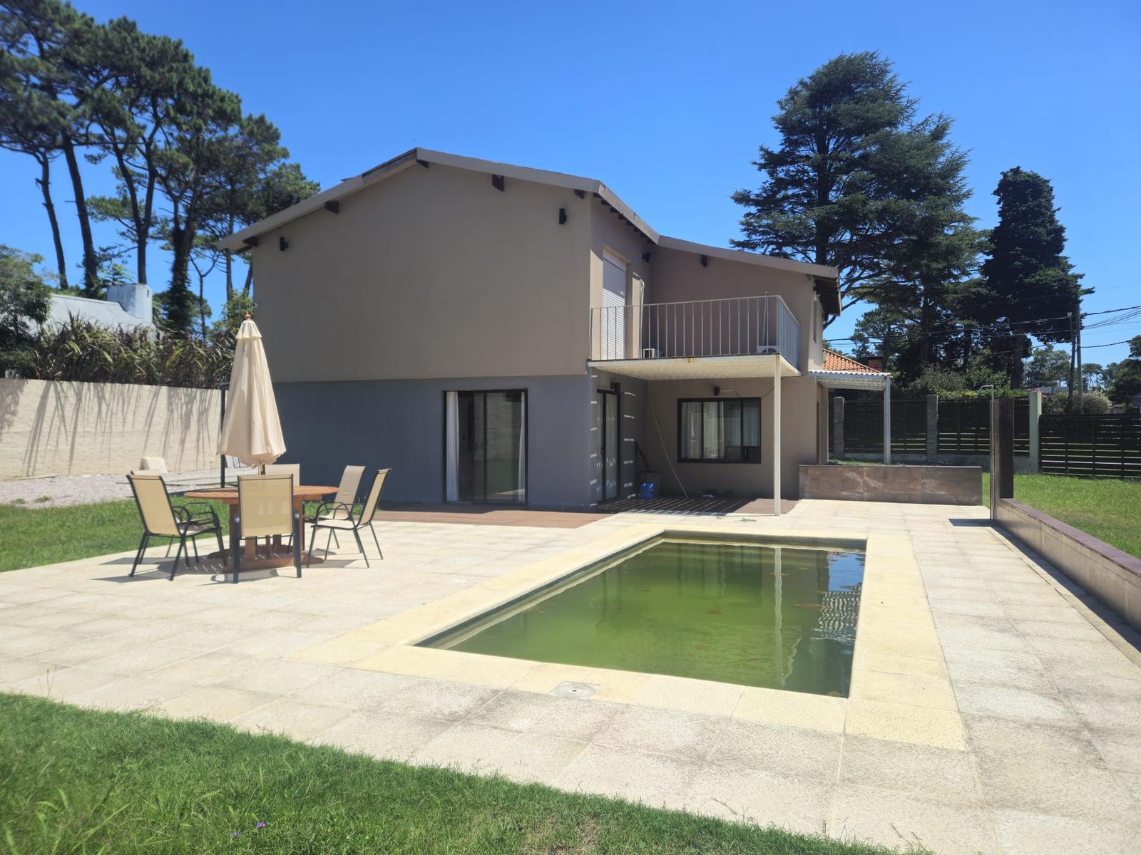 Casa en venta a estrenar, Punta del Este, con piscina.