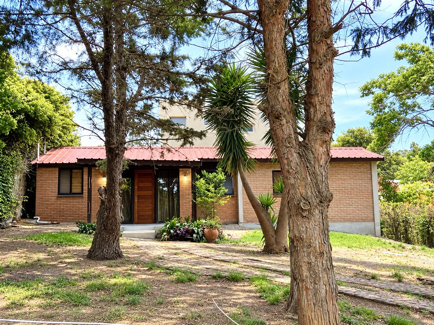 Alquiler de Casa de 2 dormitorios a una cuadra de la Rambla, en Colonia del Sacramento · Foto 1