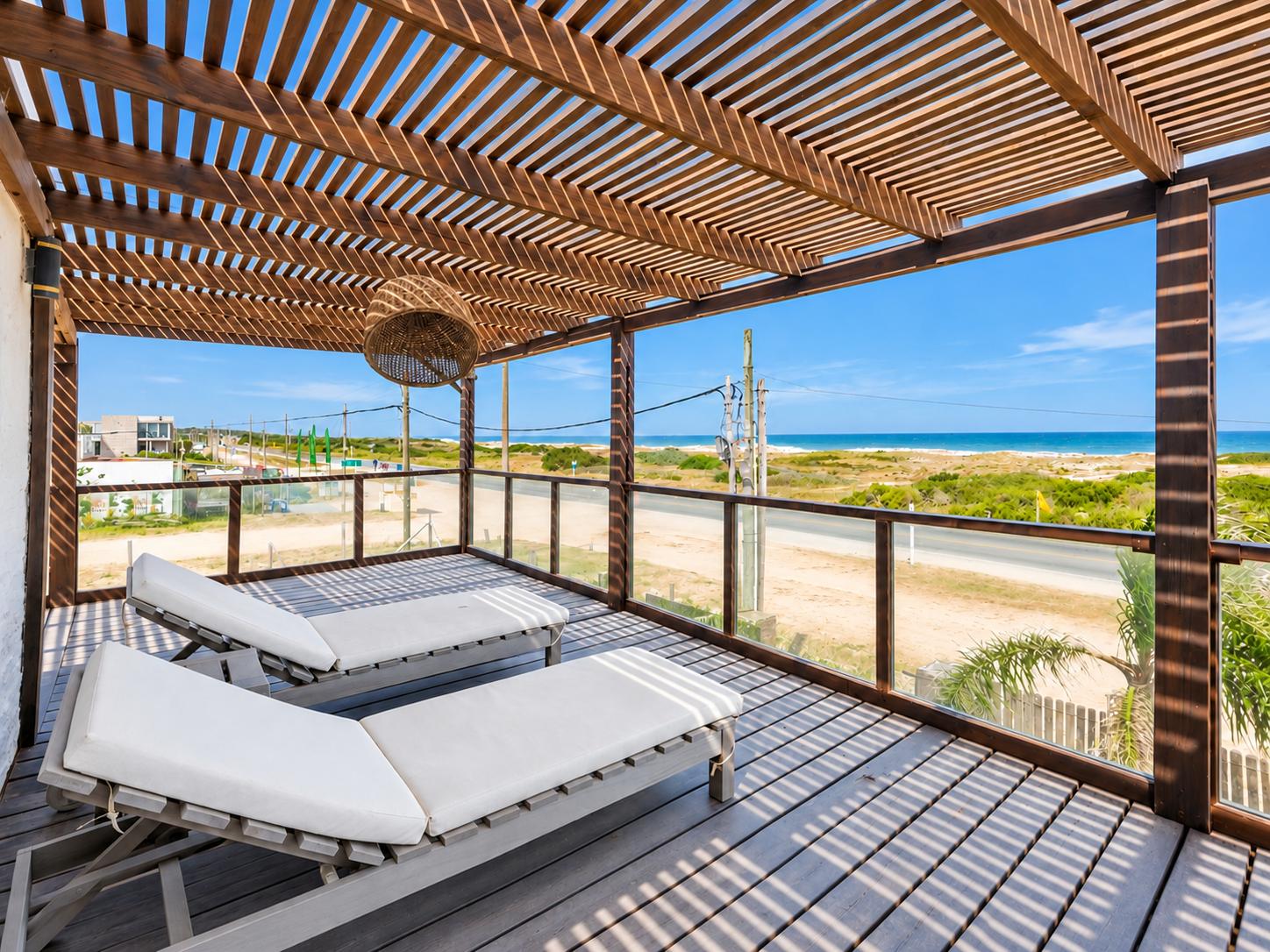 Exclusiva Casa de 3 Dormitorios Frente al Mar en Balneario Buenos Aires. · Foto 1