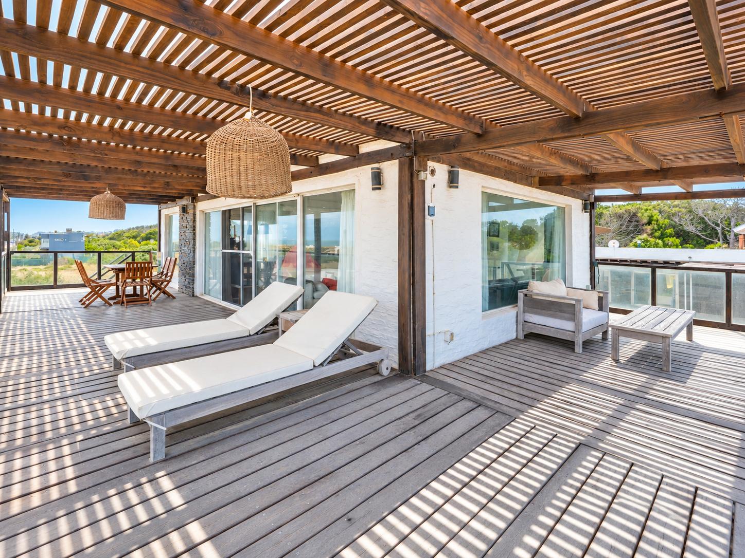 Exclusiva Casa de 3 Dormitorios Frente al Mar en Balneario Buenos Aires. · Foto 5