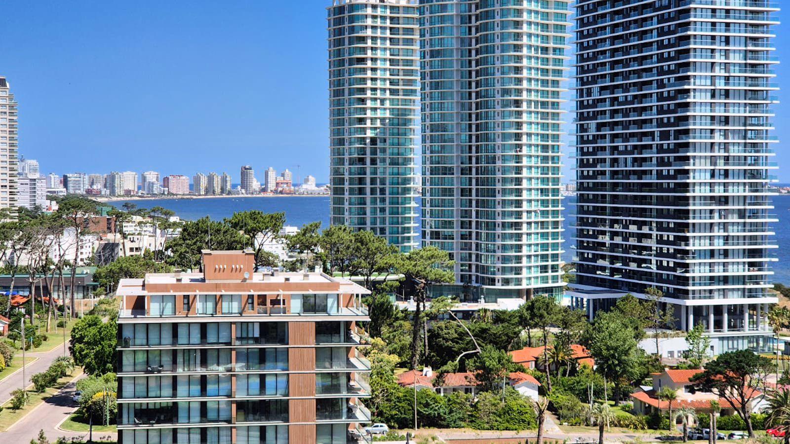 Alquiler Anual-Marzo 2027-  Apartamento 3 Dormitorios y Dependencia, Punta del Este, Piso Alto · Foto 3