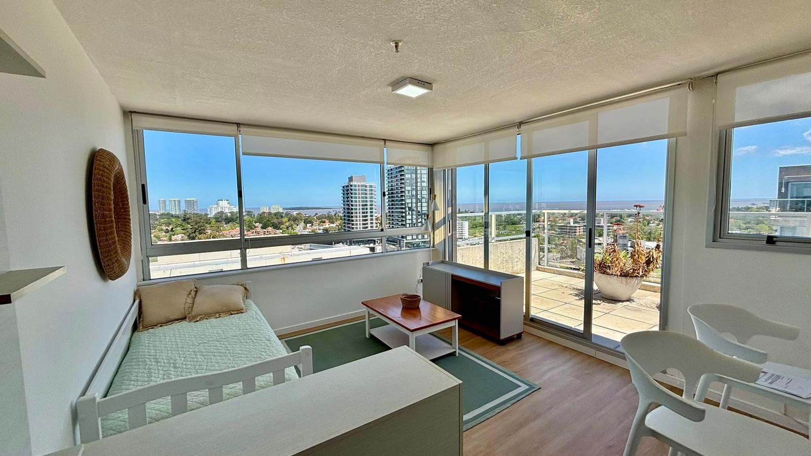 Apartamento en Alquiler Anual en Torre Cardinal Piso Alto y  Vistas Panorámicas. · Foto 2