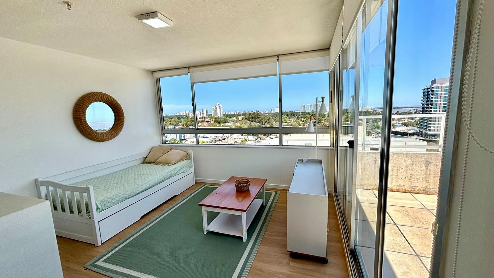 Apartamento en Alquiler Anual en Torre Cardinal Piso Alto y  Vistas Panorámicas. · Foto 3