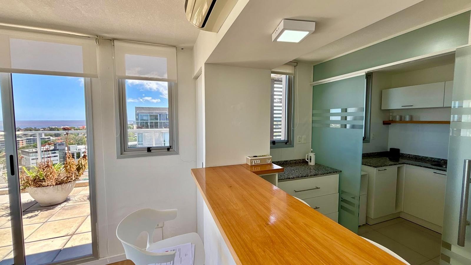 Apartamento en Alquiler Anual en Torre Cardinal Piso Alto y  Vistas Panorámicas. · Foto 4