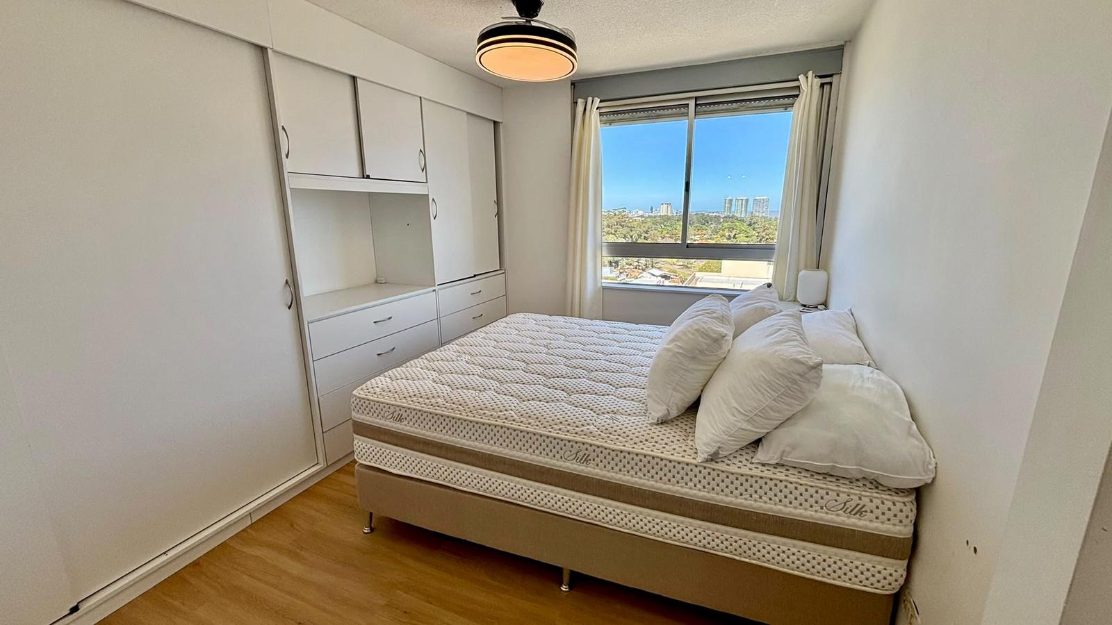 Apartamento en Alquiler Anual en Torre Cardinal Piso Alto y  Vistas Panorámicas. · Foto 6