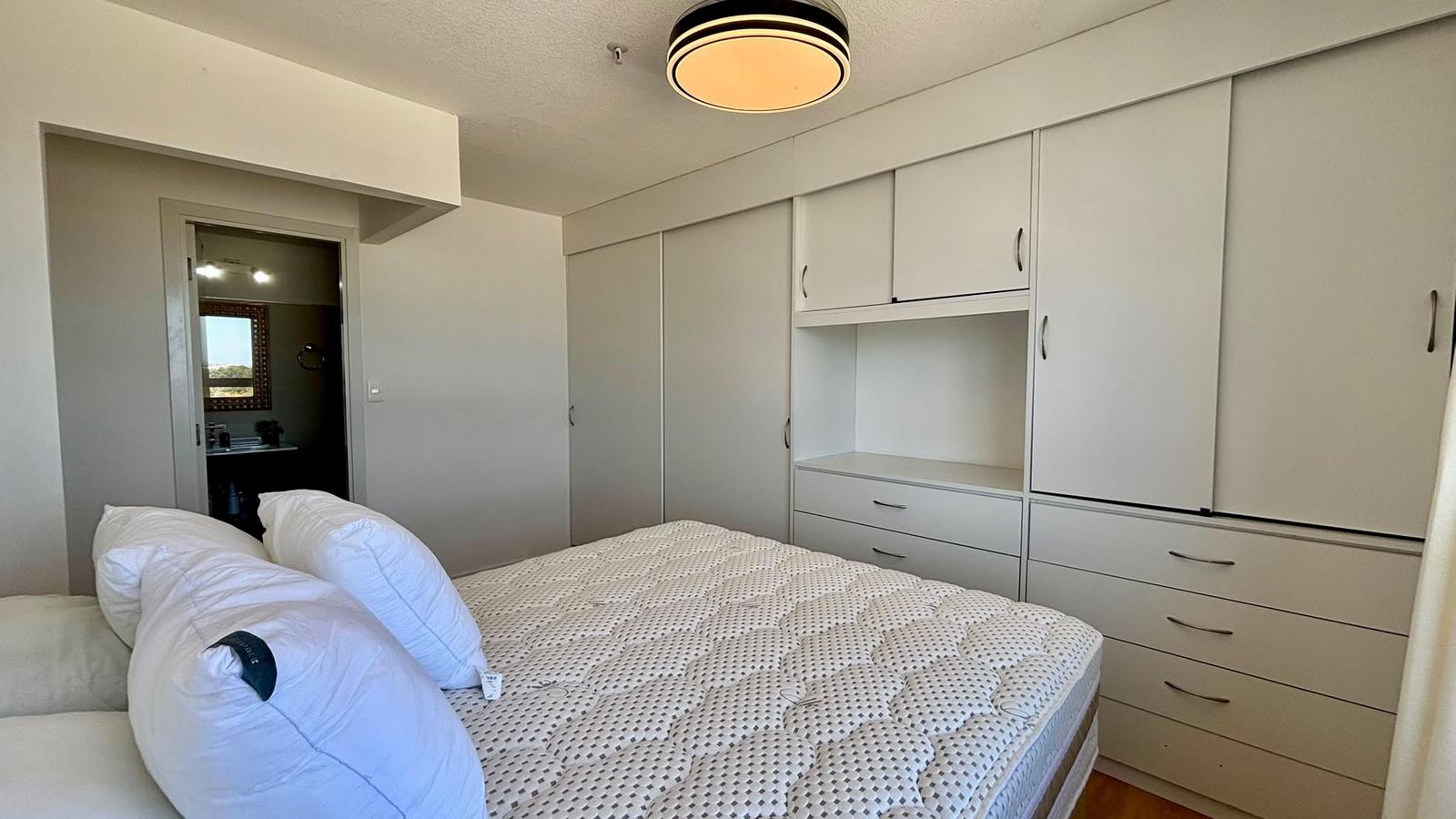 Apartamento en Alquiler Anual en Torre Cardinal Piso Alto y  Vistas Panorámicas. · Foto 7