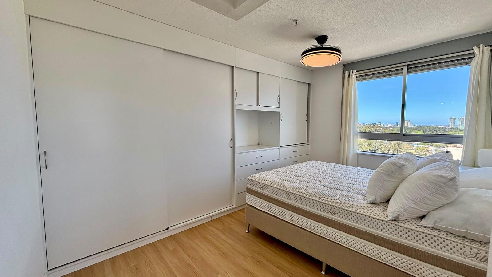 Apartamento en Alquiler Anual en Torre Cardinal Piso Alto y  Vistas Panorámicas. · Foto 8