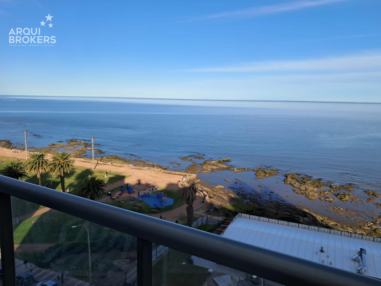 Apartamento de tres dormitorios y servicio con muebles en alquiler en rambla de Punta Carretas · Foto 1