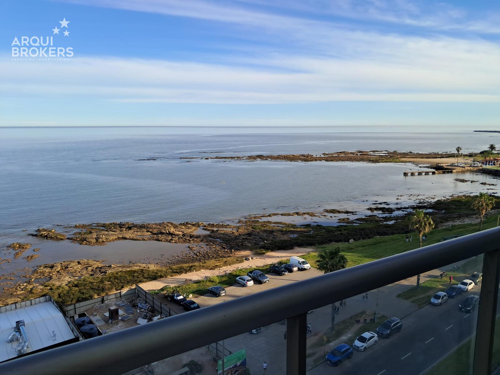 Apartamento de tres dormitorios y servicio con muebles en alquiler en rambla de Punta Carretas · Foto 2
