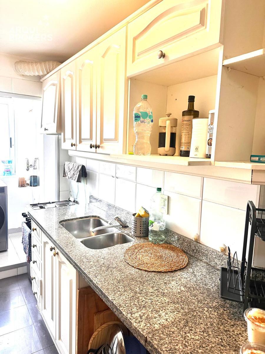 Apartamento de tres dormitorios y servicio con muebles en alquiler en rambla de Punta Carretas · Foto 4