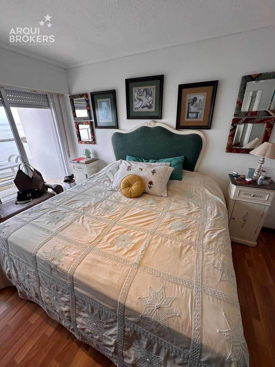 Apartamento de tres dormitorios y servicio con muebles en alquiler en rambla de Punta Carretas · Foto 7