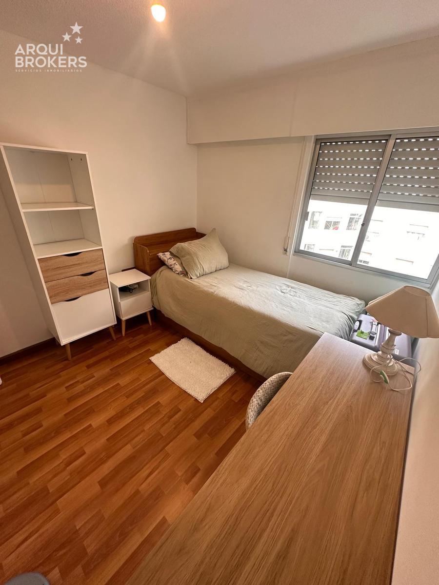 Apartamento de tres dormitorios y servicio con muebles en alquiler en rambla de Punta Carretas · Foto 8